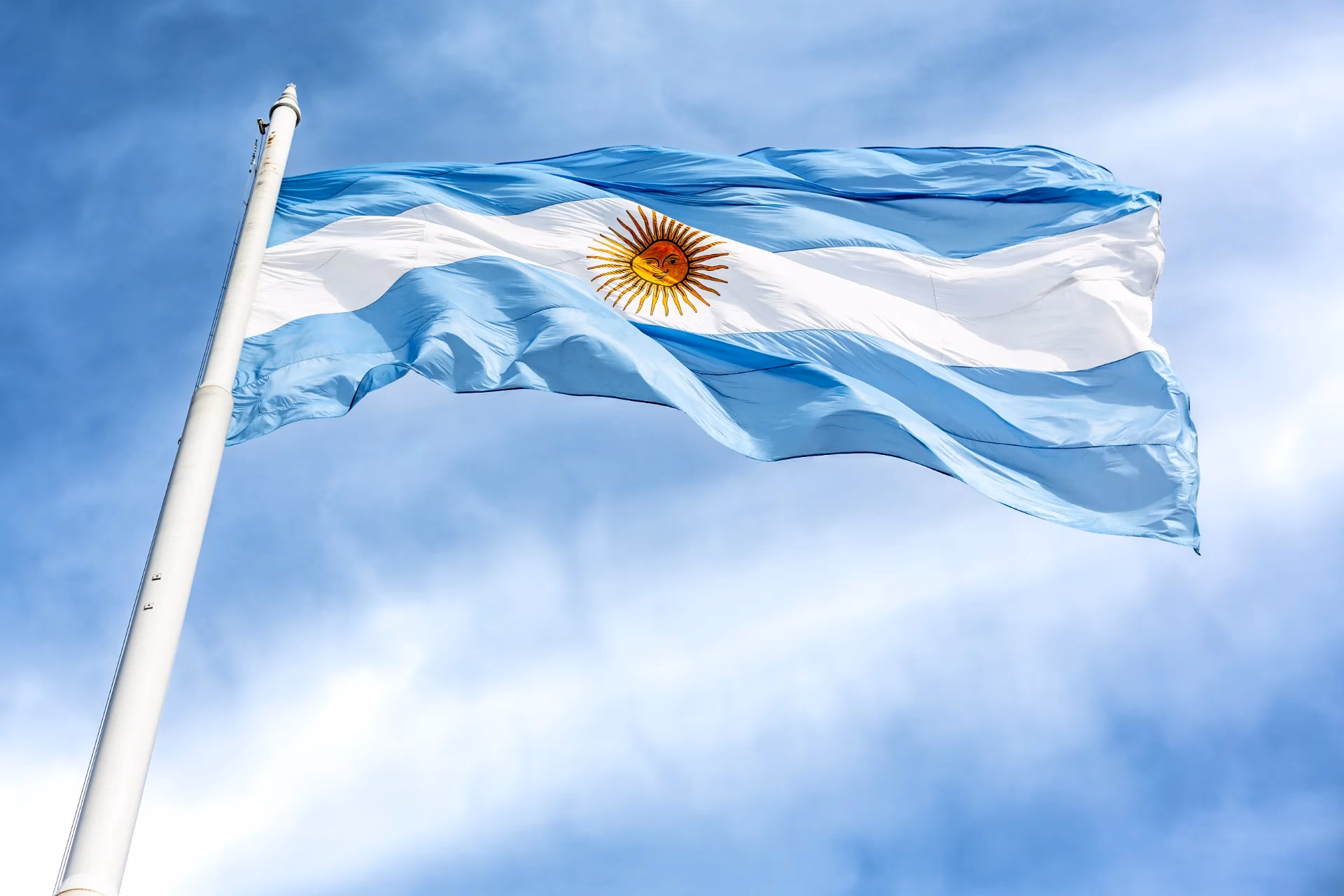 Bandera argentina flameando