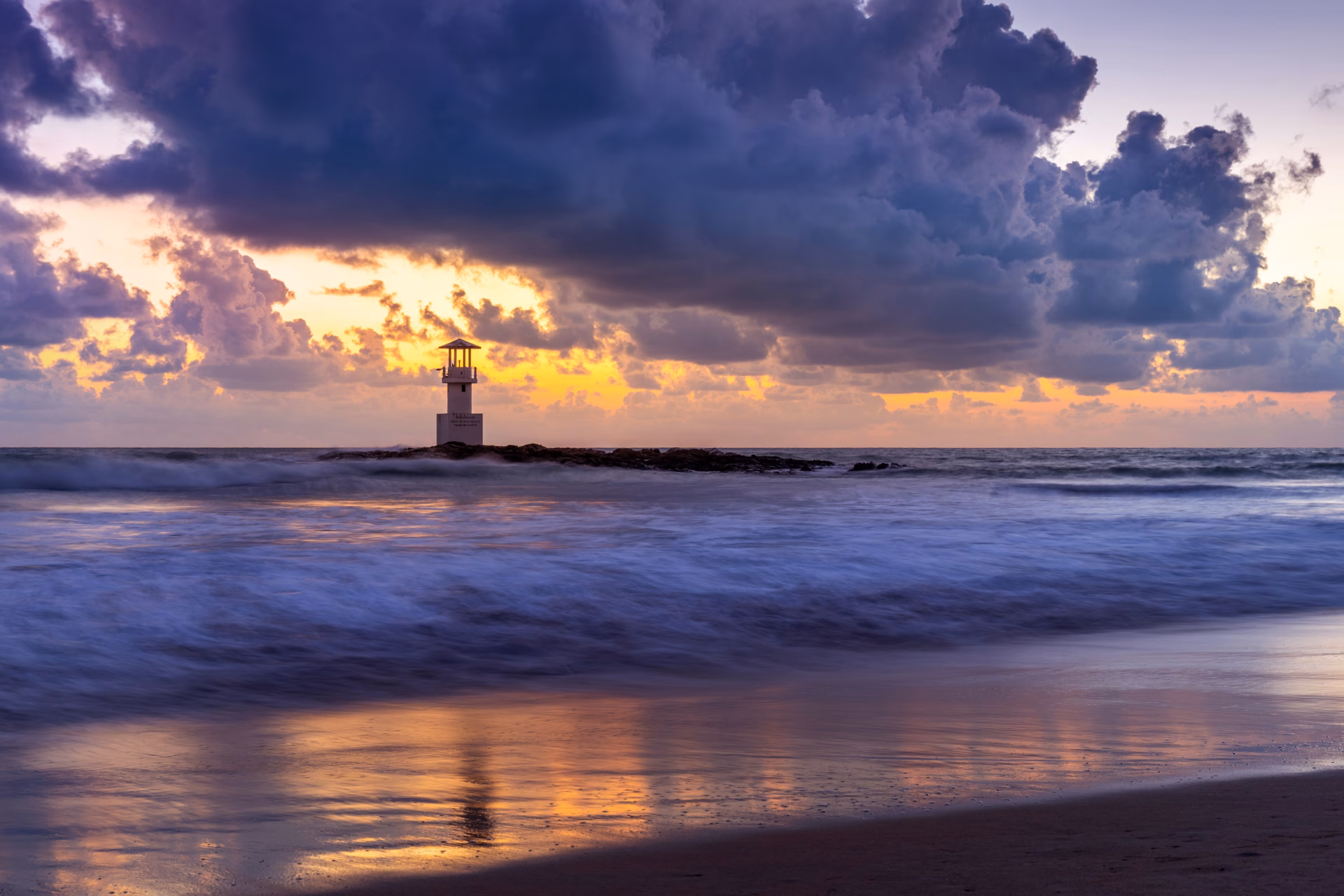 Faro sobre la costa al atardecer