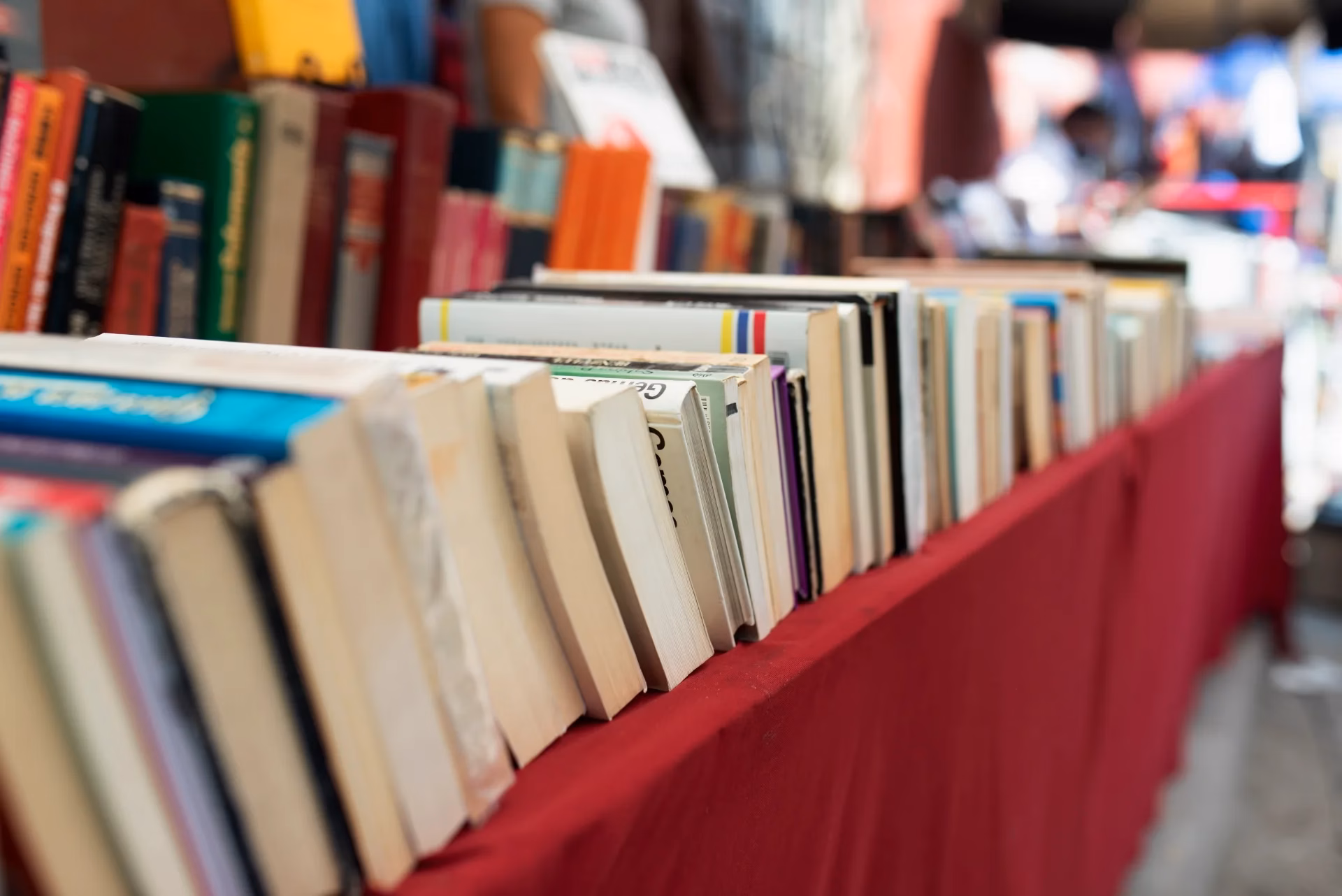 Puesto de libros en la Feria del Libro de Mar del Plata