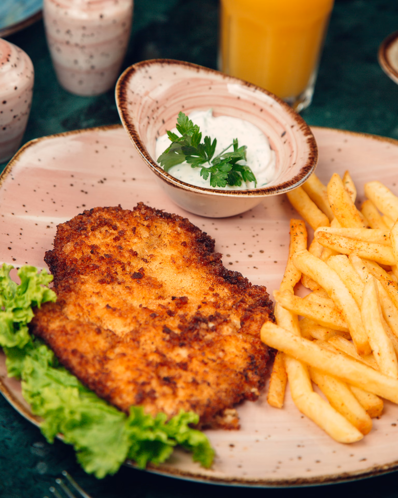 Milanesa con papas fritas de bodegón en Mar del Plata
