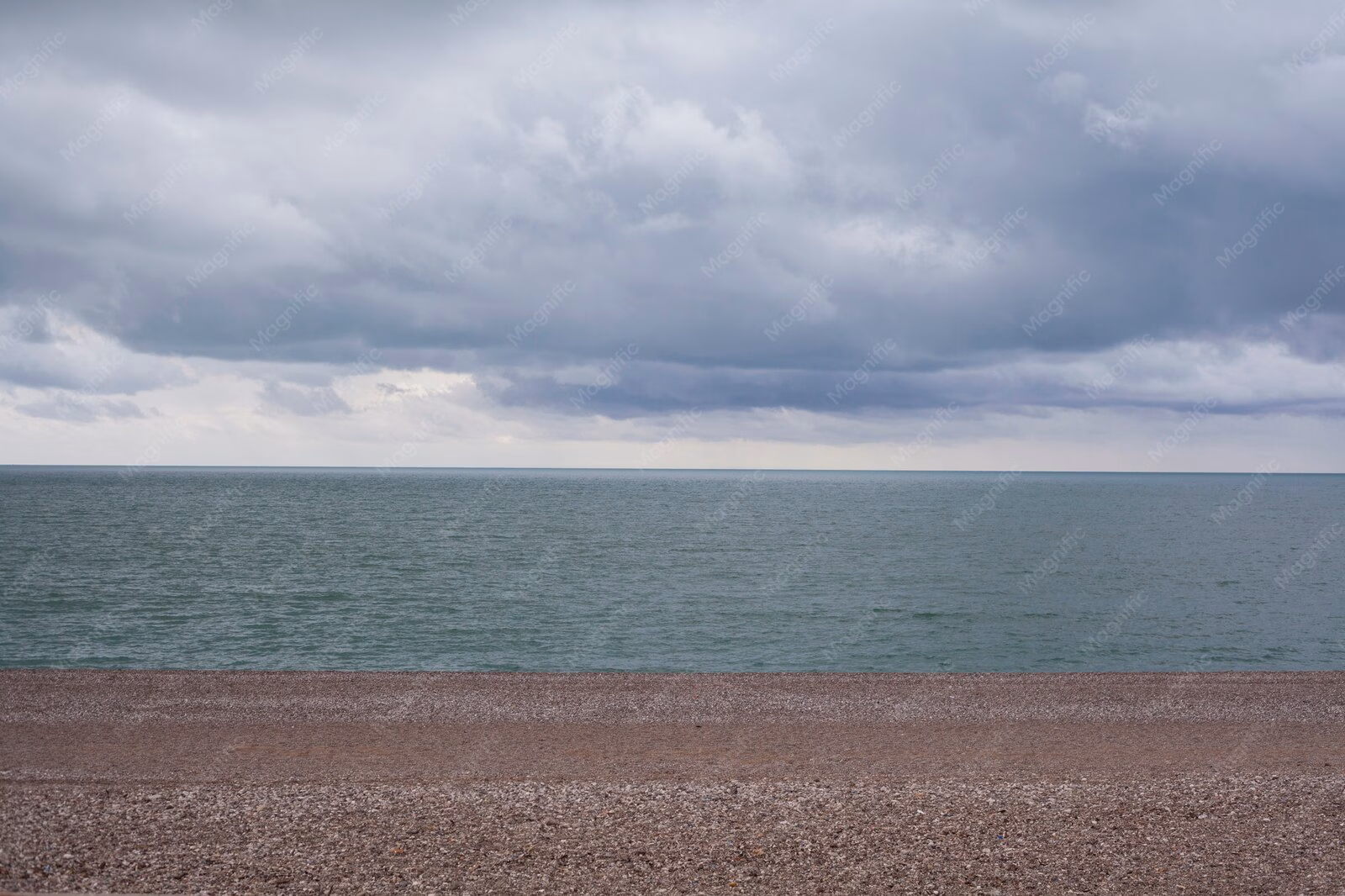Playa tranquila en un día nublado de invierno en Mar del Plata