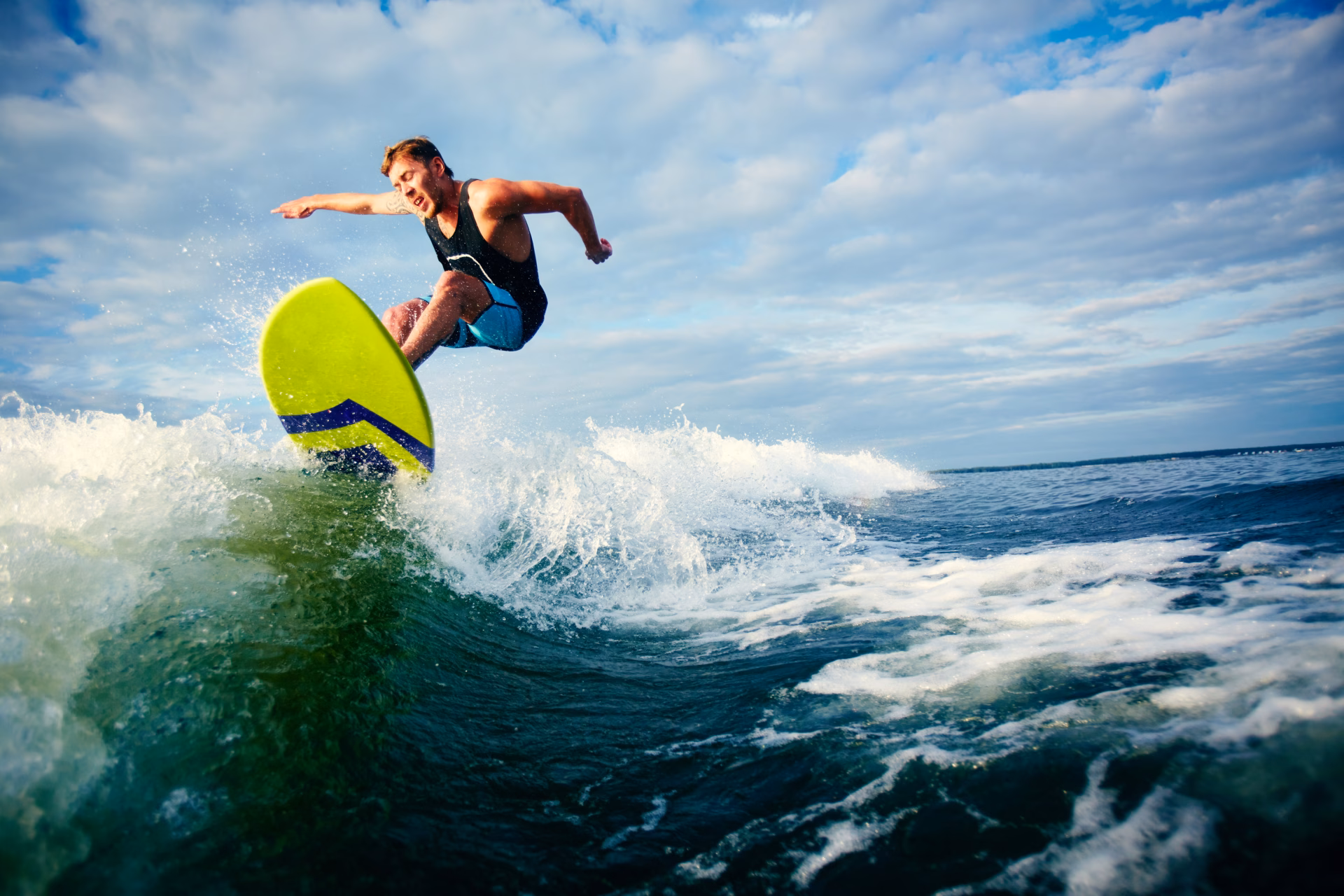 Surfista en las olas de Mar del Plata
