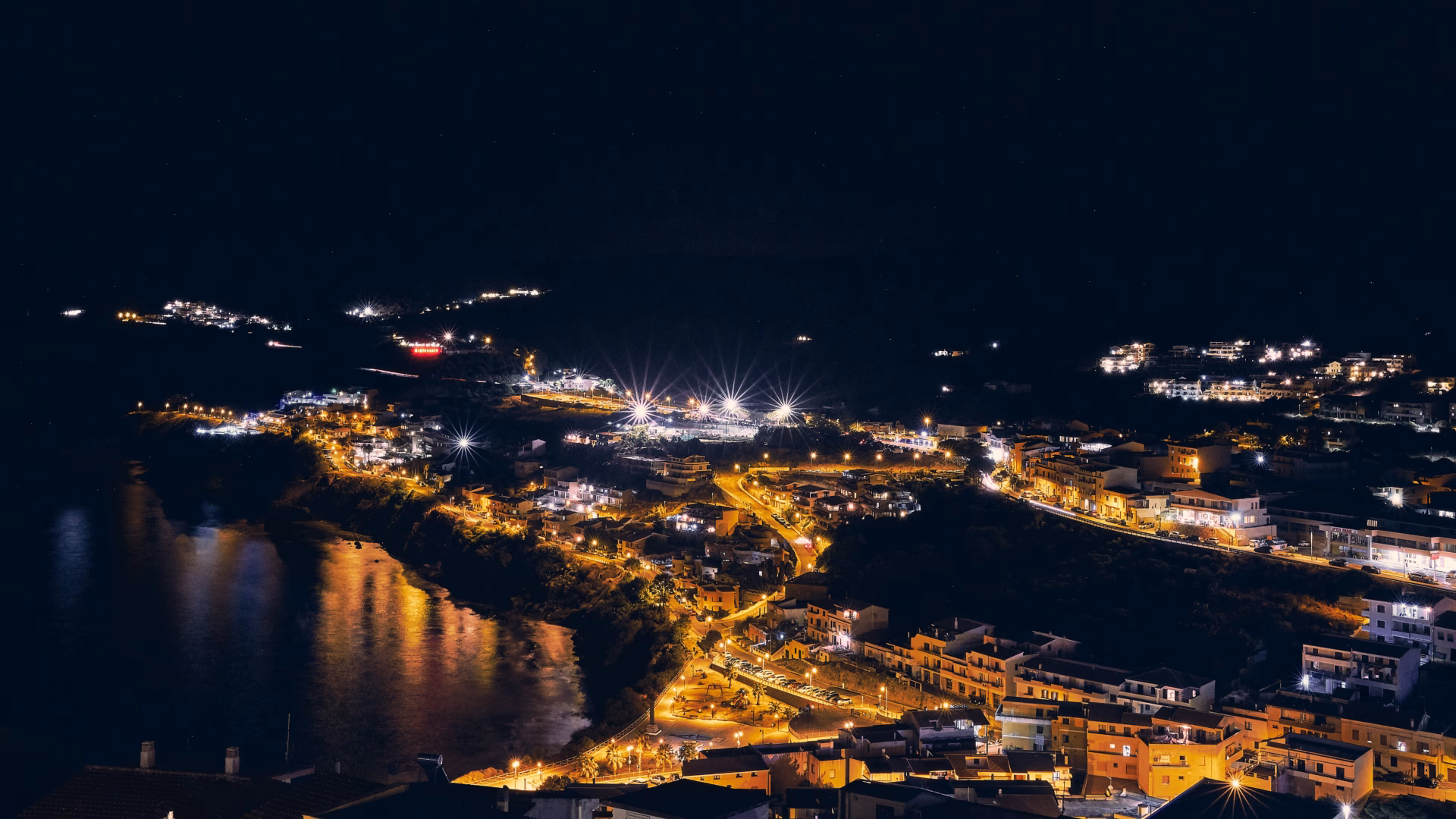 Luces de la ciudad costera de noche en Mar del Plata